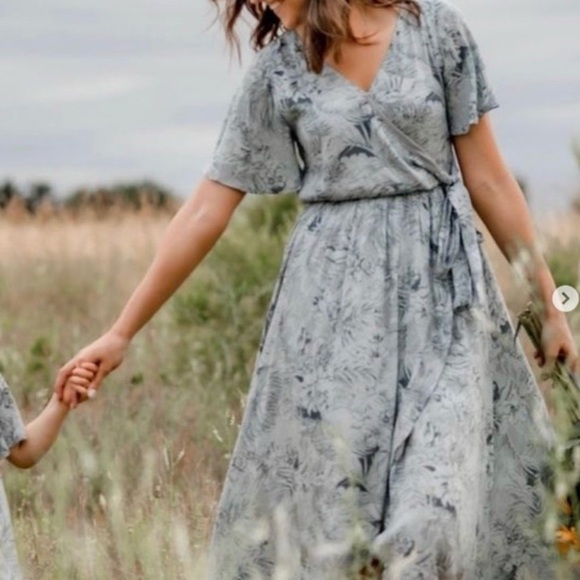 Ivy City Co Misty Island Maxi Wrap Dress Blue Gray
Floral V-neck Short Sleeve - Picture 8 of 15